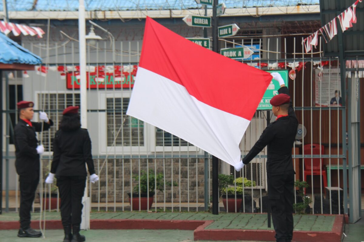 Petugas Lapas Pekanbaru mengibarkan bendera Merah Putih dalam upacara peringatan HUT ke-80 Kemerdekaan RI, Sabtu (17/8/2025). (Ist)