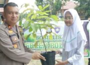 Mahasiswa ITB Indragiri dan Polres Inhu Tanam Ribuan Pohon