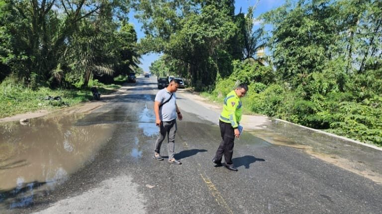 Petugas Unit Laka Lantas Polresta Pekanbaru memeriksa lokasi kecelakaan yang menewaskan seorang pemotor di Jalan Siak II. (Ist)