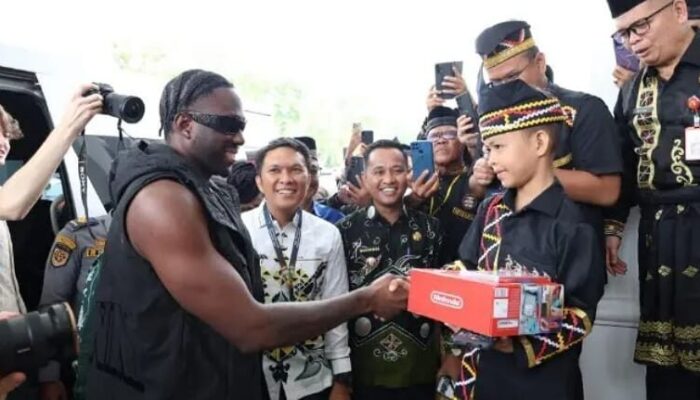 Rapper Dunia Melly Mike dan Bocah Viral Dikha di Festival Pacu Jalur