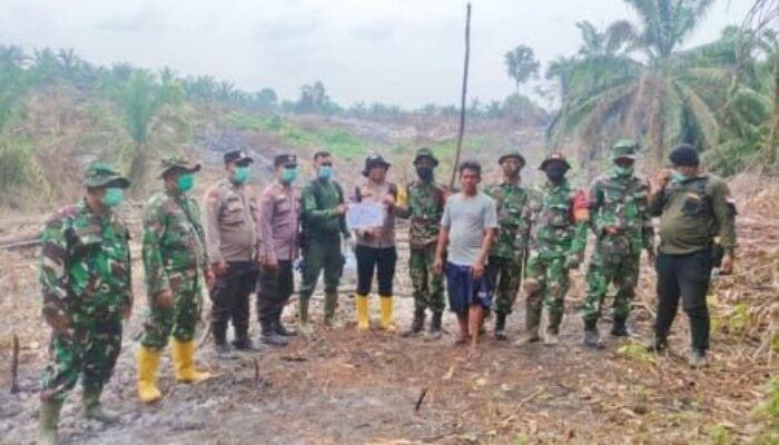 Personel Gabungan Amankan Seorang Diduga Pelaku Pembakaran Lahan di Desa Rambah Samo