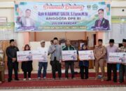 Rahmat Saleh Serahkan Beasiswa PIP di SMAN 15 Padang: Dorong Siswa Raih Mimpi Besar