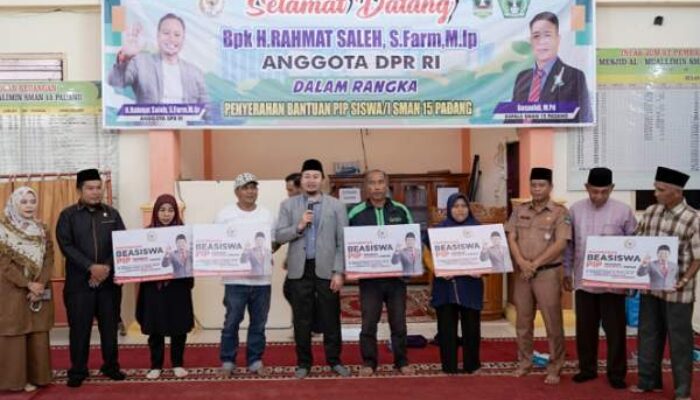 Rahmat Saleh Serahkan Beasiswa PIP di SMAN 15 Padang: Dorong Siswa Raih Mimpi Besar
