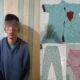 Pelaku dan Barang bukti berupa baju lengan pendek biru, celana panjang biru, dan celana dalam pink yang disita polisi dari tangan pelaku pencabulan anak di bawah umur. (Dok. Humas Polres Tanah Datar)