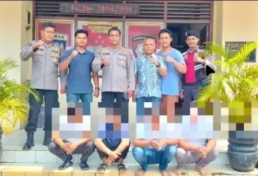 Empat pemain judol saat diamankan oleh pihak kepolisian di Mapolsek sitiung. (Ist)