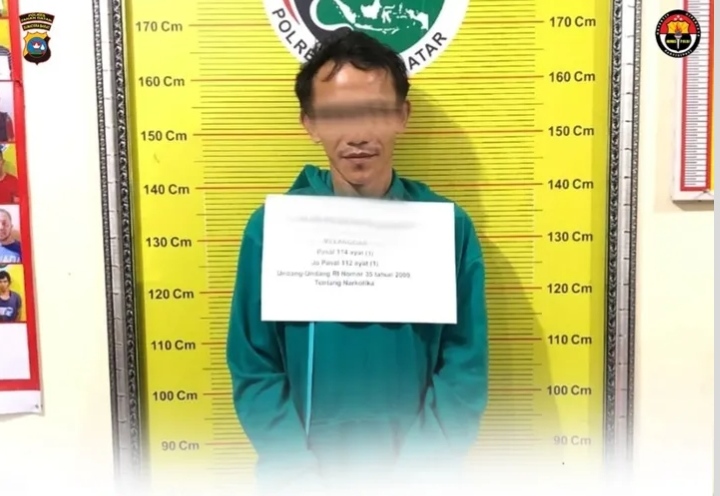 Petugas Satresnarkoba Polres Tanah Datar mengamankan AL, 37 tahun, di Mapolres Tanah Datar, Sumatera Barat, Kamis, 7 Agustus 2025. Dari tangan AL, polisi menemukan satu paket sabu. (Dok. Polres Tanah Datar)