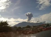 Gunung Marapi Erupsi, Kolom Abu Capai 1.600 Meter, Warga Diminta Waspada