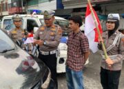 Meriahkan HUT RI ke-80, Satlantas Pekanbaru Berbagi Bendera Merah Putih di Jalan Juanda Pekanbaru