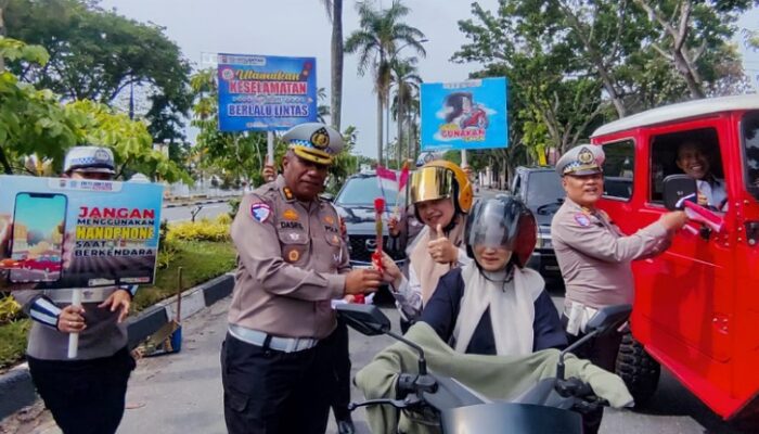 Polantas Polda Riau Menyapa, Tebar Semangat Merah Putih kepada Pengendara Jelang HUT 80 RI