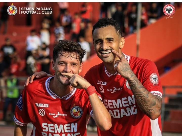 Chaby dan Gomes Jadi Pahlawan Kemenangan Perdana Semen Padang usai kalahkan Dewa United di GOR H Agus Salim, Jumat (15/8). (Dok. Semen Padang FC)