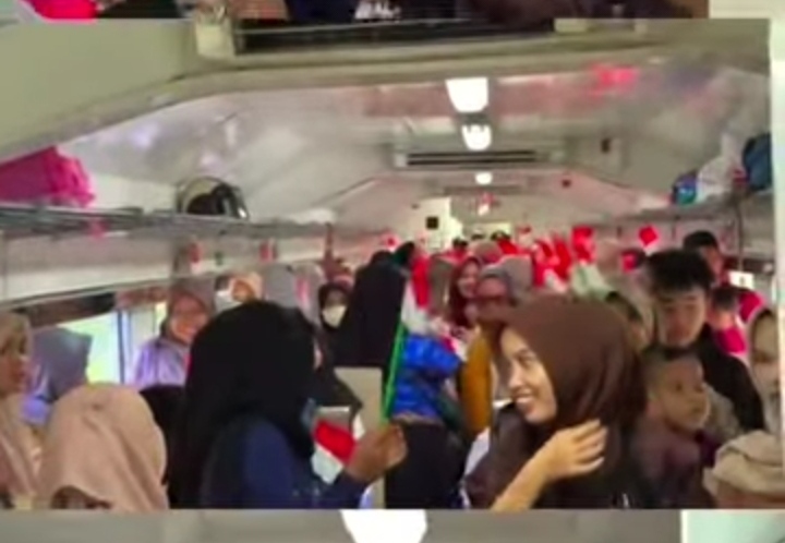 Penumpang kereta api di Sumatera Barat mengibarkan bendera Merah Putih saat peringatan HUT ke-80 RI, Minggu (17/8/2025). (ist)