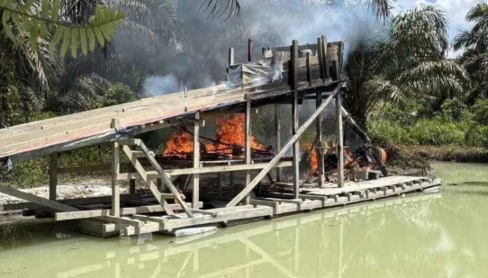 Polres Inhu Gelar Razia PETI, Bakar Rakit Dompeng dan Peralatan Tambang