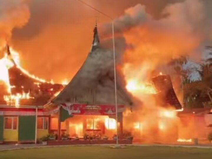 Kobaran api terlihat jelas dari bangunan Kantor Camat Payakumbuh, Limapuluh Kota. (Foto: screenshot ig. @dwiyana_amrsya)