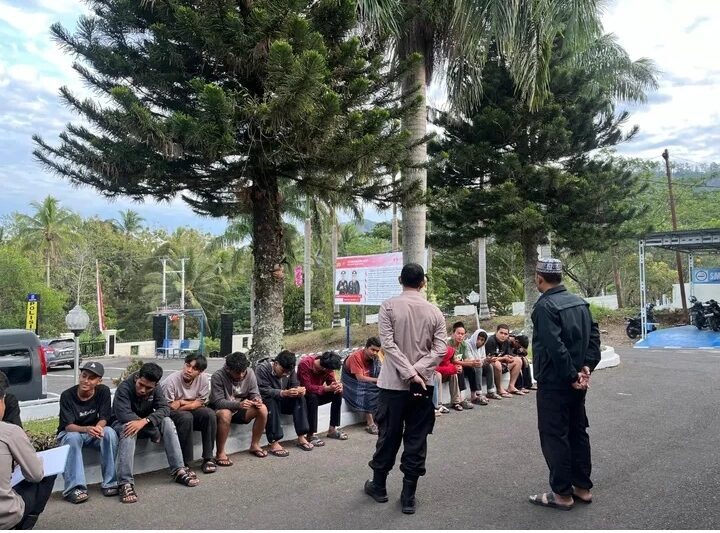Polisi mengamankan sejumlah remaja yang terlibat tawuran di Kecamatan Sungayang, Tanah Datar, Minggu (24/8/2025) dini hari. (Foto.dok Polres Tanah Datar)
