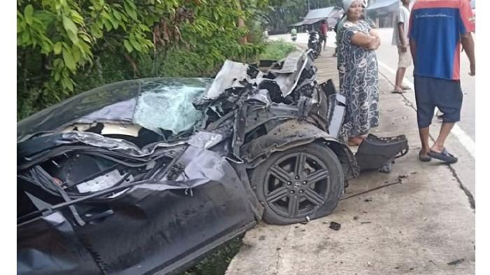 Minibus Honda HR-V BA 1153 V milik Pemkab Dharmasraya ringsek usai bertabrakan dengan dump truk di Jalan Lintas Sumatera, Jorong Simancuang, Sijunjung, Kamis (14/8/2025) pagi. Tiga orang mengalami luka-luka. (ist)