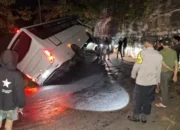 Roda Bus Pariwisata Nyemplung Lubang di Kelok 14, Lalu Lintas Tersendat
