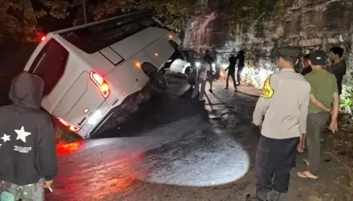 Roda Bus Pariwisata Nyemplung Lubang di Kelok 14, Lalu Lintas Tersendat