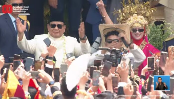 Prabowo Ikut Bergoyang di Istana Merdeka, Lagu “Tabola Bale” Warnai HUT ke-80 RI