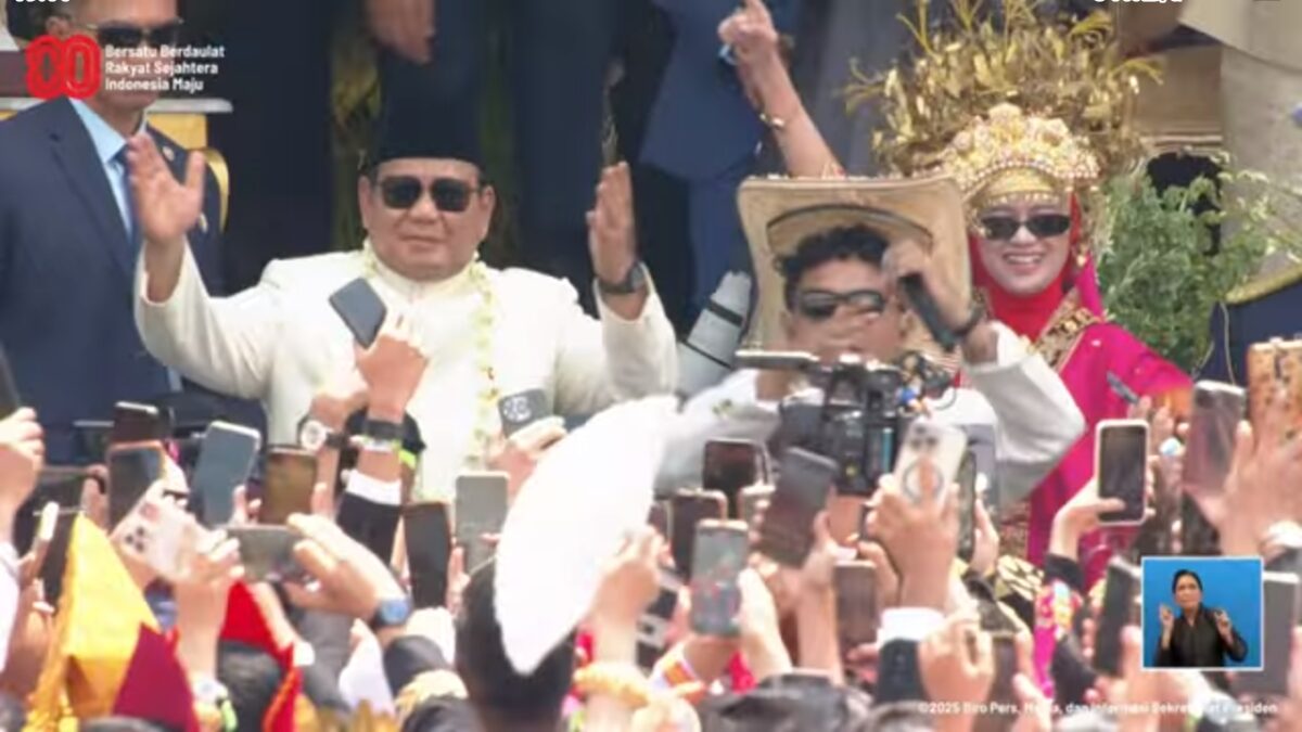 Presiden Prabowo Subianto ikut berjoget mengikuti alunan lagu “Tabola Bale” saat peringatan HUT ke-80 RI di Istana Merdeka, Jakarta, Minggu (17/8/2025). (Photo: yt Sekretariat Presiden)