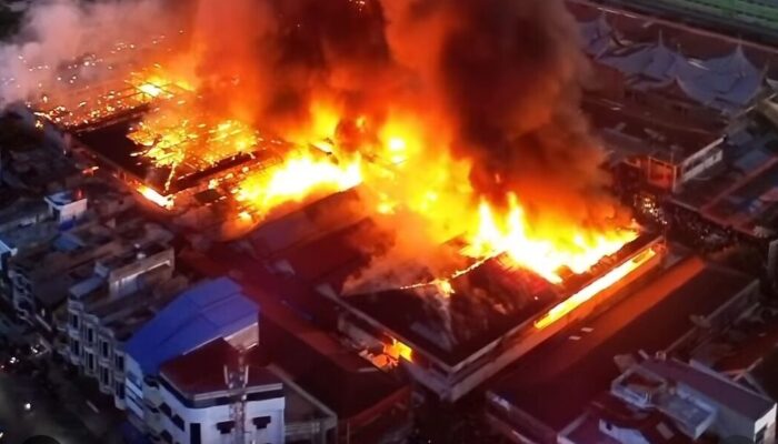 Kebakaran Hebat Lahap 300 Toko dan 250 Lapak PKL di Pasar Atas Payakumbuh