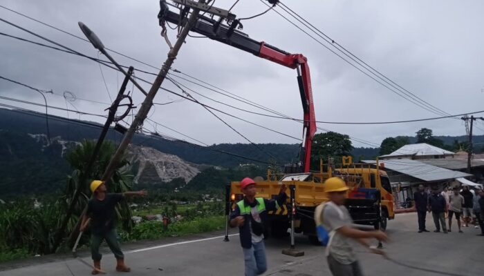 Bus Tertimpa Tiang Listrik di Indarung, Jalur Padang–Solok Sempat Lumpuh