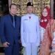 Katim Klewang Satreskrim Polresta Padang, Aiptu David Rico Darmawan alias David WW, berfoto bersama putranya, Bagas Kandano A, yang bertugas sebagai anggota Paskibraka pada Upacara HUT ke-80 RI di Padang, Minggu (17/8).