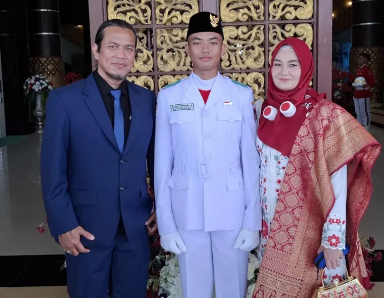 Katim Klewang Satreskrim Polresta Padang, Aiptu David Rico Darmawan alias David WW, berfoto bersama putranya, Bagas Kandano A, yang bertugas sebagai anggota Paskibraka pada Upacara HUT ke-80 RI di Padang, Minggu (17/8).