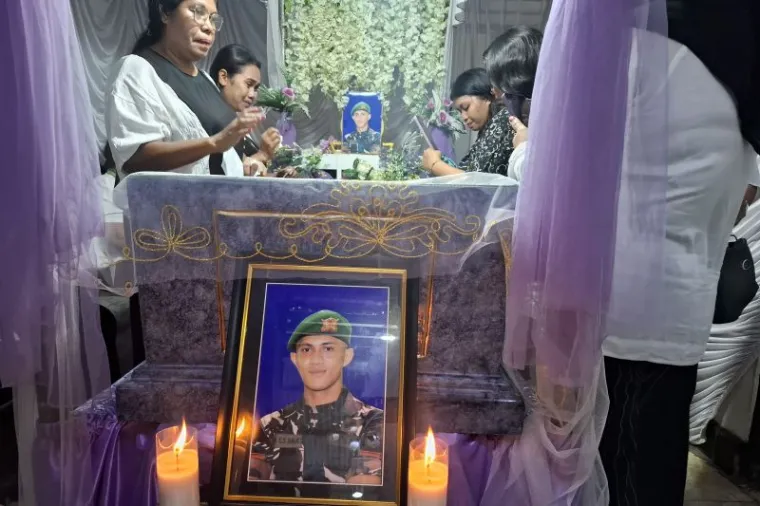 Alm Prada Lucky saat dimakamkan di kediamannya di Kupang, Sabtu kemarin. ( Foto: ist)