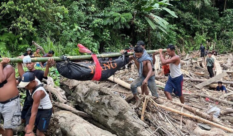 Masyarakat menggotong tandu korban Aldi (25) warga limau puruik, Kecamatan Kinali dan korban Eman (35) warga Rao, masih dalam pencaharian. (arafat)