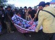 Usai Demo Damai, Mahasiswa Padang Justru Bersih-Bersih Sampah
