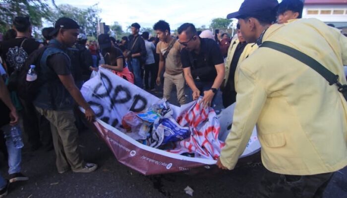 Usai Demo Damai, Mahasiswa Padang Justru Bersih-Bersih Sampah