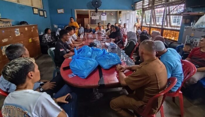 Wartawan di Payakumbuh Galang Donasi, Pedagang Korban Kebakaran Pasar Terima Bantuan Sembako