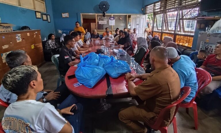 Paket bantuan sembako dari BW Luak Limopuluah dibagikan untuk pedagang korban kebakaran Pasar Payakumbuh. (ist)