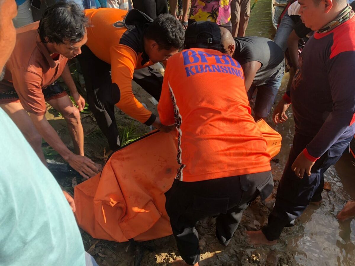 Tim SAR mengevakuasi jenazah Muhammad Dana Azzahir (16) yang tenggelam di Sungai Batang Kuantan, Kuansing, Senin (1/9/2025). (Foto dok. Basarnas Pekanbaru)