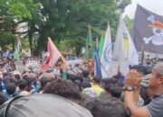 Bendera One Piece Ikut Berkibar di Tengah Aksi Ribuan Mahasiswa DPRD Riau
