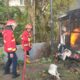 Petugas pemadam kebakaran berupaya menjinakkan api yang melalap dua rumah di Kelurahan Ulak Karang Utara, Padang, Selasa (2/9/2025) pagi. (Ist)