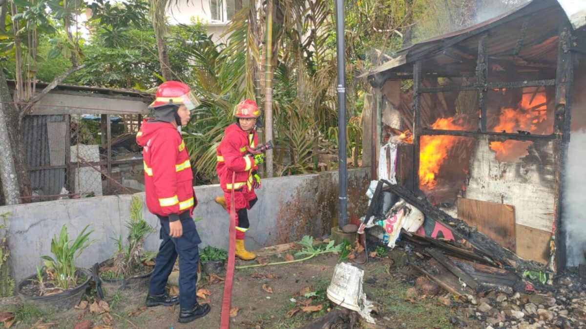 Petugas pemadam kebakaran berupaya menjinakkan api yang melalap dua rumah di Kelurahan Ulak Karang Utara, Padang, Selasa (2/9/2025) pagi. (Ist)