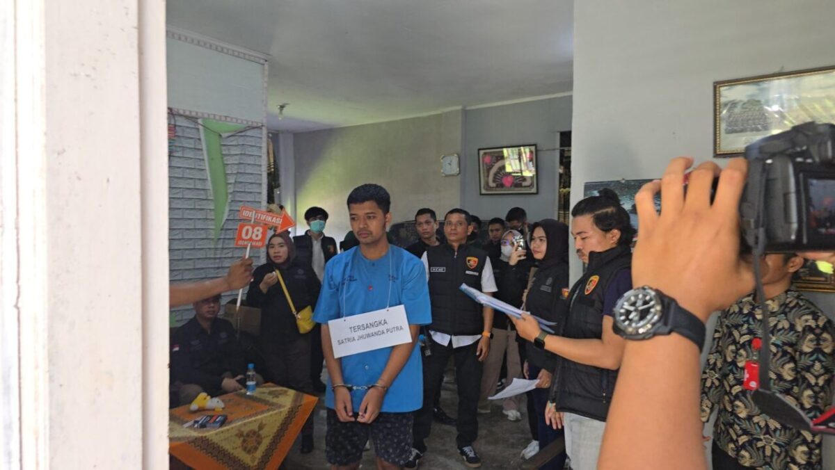 Suasana rekonstruksi pembunuhan berantai yang menghadirkan tersangka di bawah pengawalan ketat polisi. (Foto: ist)