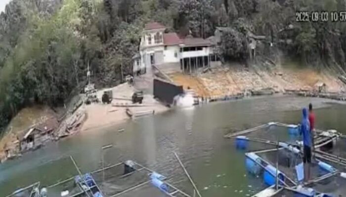 Truk Fuso Terjun ke Danau PLTA Koto Panjang Usai Bongkar Muatan, Sopir Selamat