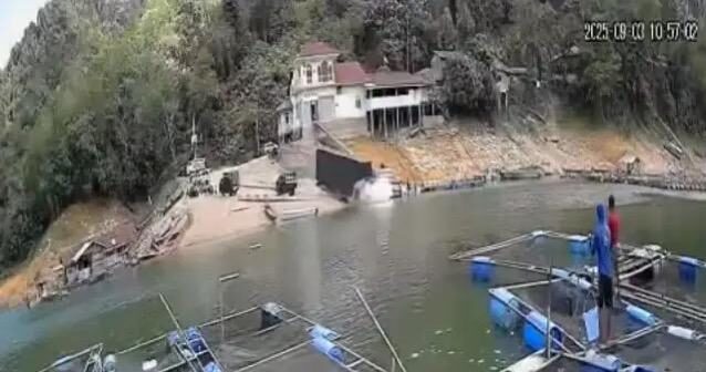 Rekaman cctv memperlihatkan sebuah truk Fuso terjun ke danau PLTA koto panjang, pada Kamis (4/9). (Ist)