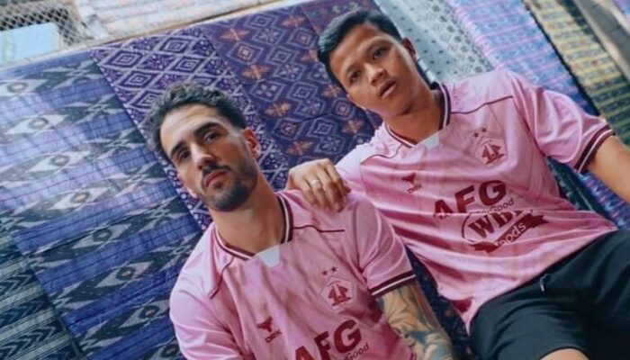 Persik Kediri Rilis Jersey Ketiga Bernuansa Pink, Angkat Tenun Ikat Bandar Kidul