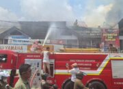 Asap Pekat Selimuti Jalan Harapan Raya, Sejumlah Ruko Terbakar Hebat