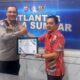 Ketua PWI Sumbar Widya Navies menyerahkan apresiasi kepada Dirlantas Polda Sumbar, Kombes Pol Reza, sebagai bentuk penghargaan. (ist)