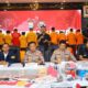 Polda Sulsel menetapkan 53 orang tersangka terkait kerusuhan unjuk rasa di Makassar. Barang bukti ditampilkan dalam konferensi pers di Aula Polrestabes Makassar, Selasa (16/9/2025).