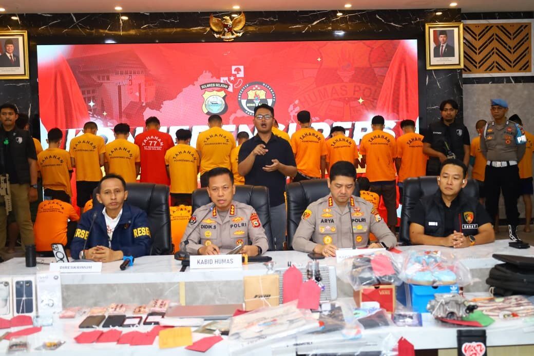 Polda Sulsel menetapkan 53 orang tersangka terkait kerusuhan unjuk rasa di Makassar. Barang bukti ditampilkan dalam konferensi pers di Aula Polrestabes Makassar, Selasa (16/9/2025).