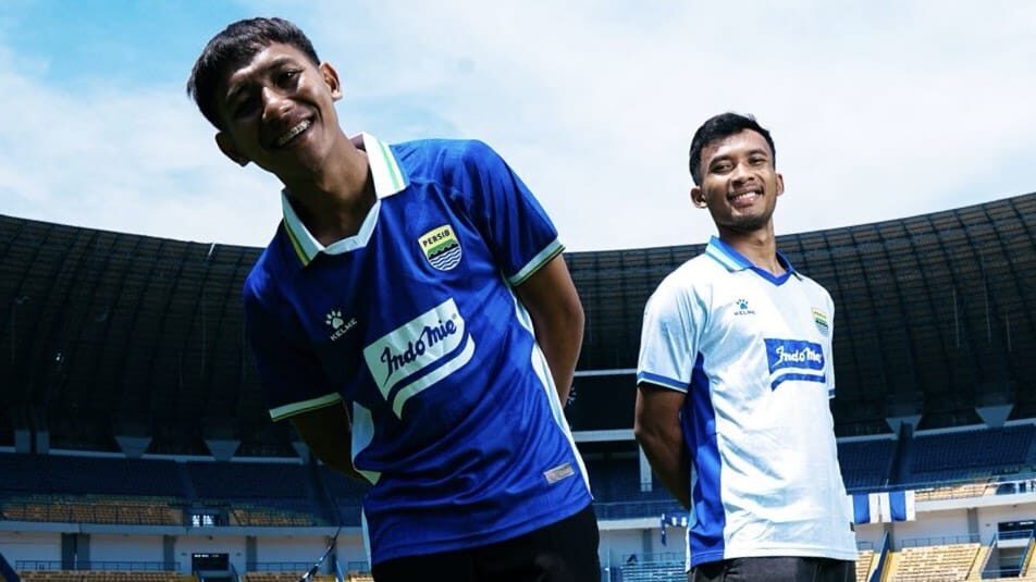 Desain jersey Persib Bandung menampilkan ikon-ikon Kota Bandung, mulai dari Gedung Sate hingga tokoh wayang golek Si Cepot.