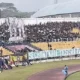Suporter PSPS Pekanbaru membentangkan spanduk raksasa bergambar gajah bertuliskan “R.I.P Tari, Selamatkan Tesso Nilo” saat laga kontra PSMS Medan di Stadion Kaharuddin Nasution, Pekanbaru, Sabtu (20/9/2025). (ist)