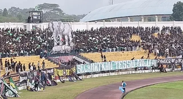 Suporter PSPS Pekanbaru membentangkan spanduk raksasa bergambar gajah bertuliskan “R.I.P Tari, Selamatkan Tesso Nilo” saat laga kontra PSMS Medan di Stadion Kaharuddin Nasution, Pekanbaru, Sabtu (20/9/2025). (ist)
