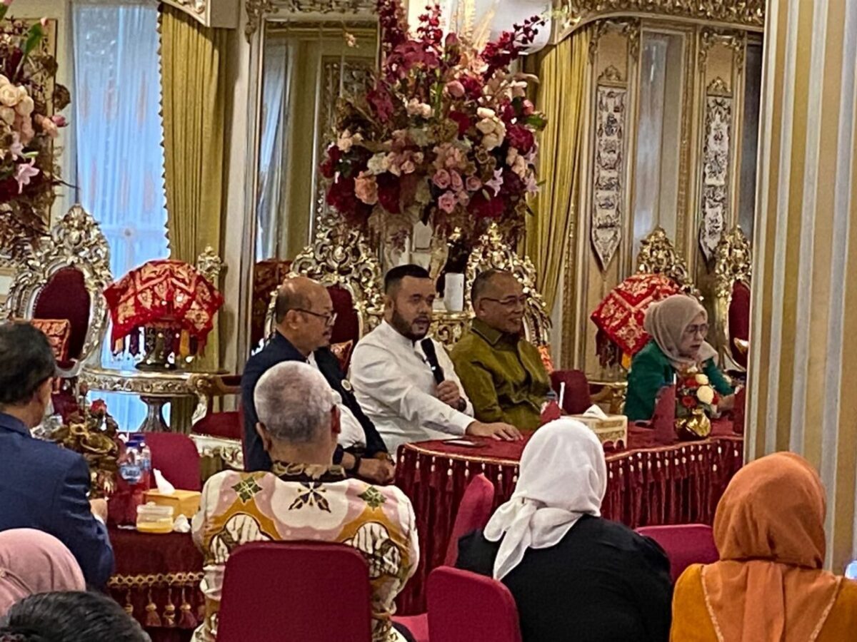 Wali Kota Padang Fadly Amran berbicara dalam pertemuan Guru Besar PTN-BH se-Indonesia di Rumah Gadang Baiturrahmah, Padang, Jumat (26/9/2025). (foto: Istimewa/Ingatlah.com)