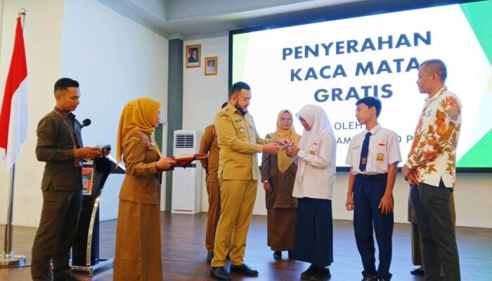 Dapat Kacamata Gratis, Penglihatan Siti Kembali Jelas